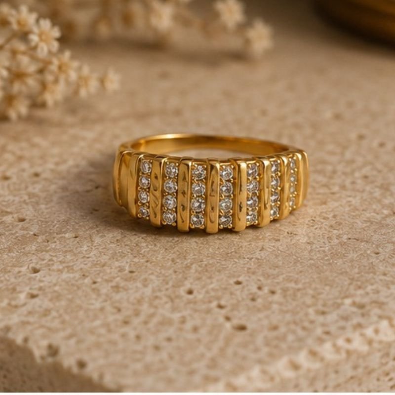 ANEL COM ZIRCÔNIAS BANHADO A OURO