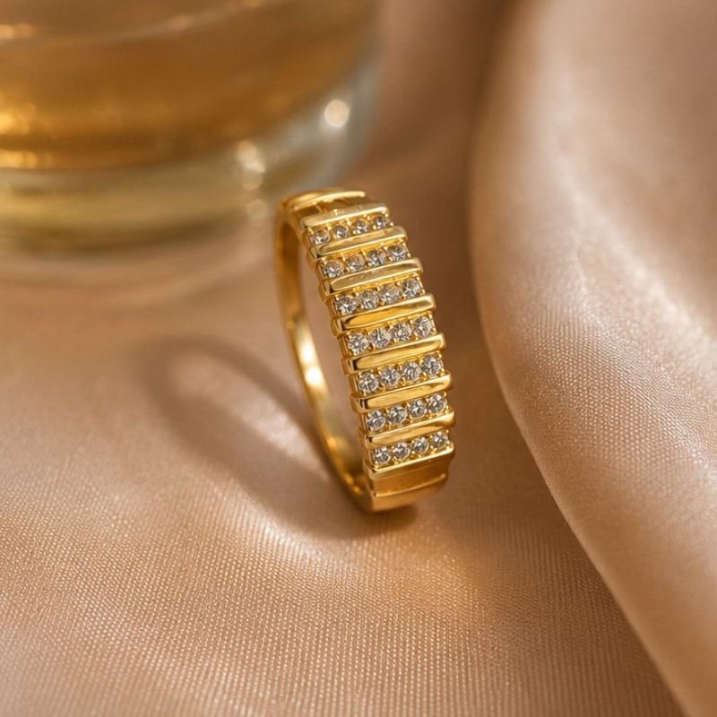 ANEL COM ZIRCÔNIAS BANHADO A OURO