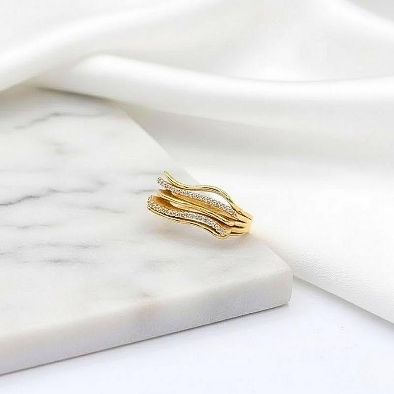 Anel Ondas Cravejadas Banhado a Ouro 18k