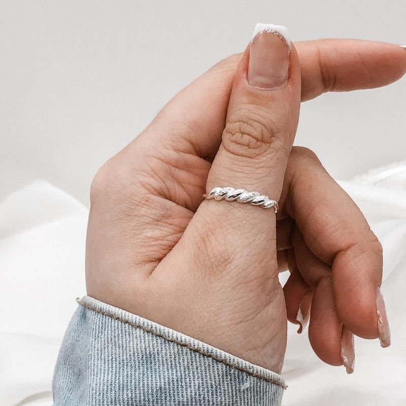 ANEL PRATA TORCIDO COM PEDRAS