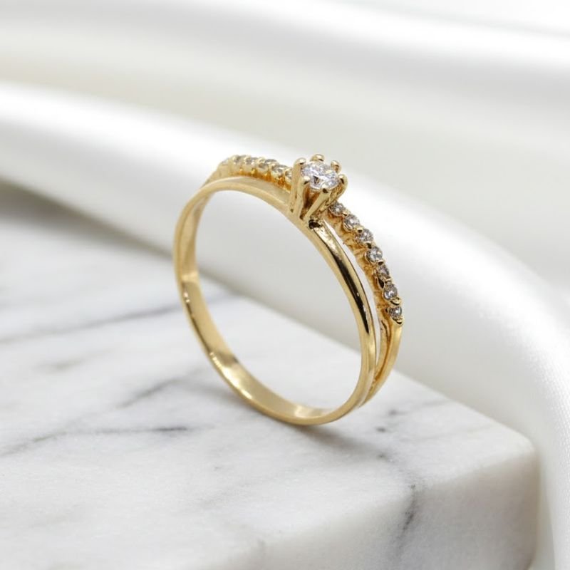 ANEL SOLITÁRIO ZIRCÔNIAS BANHADO A OURO