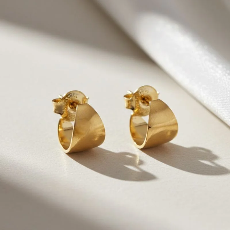 ARGOLA COM PINO LISA BANHADA A OURO 18K