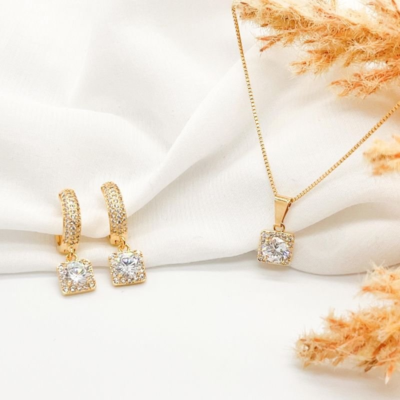 ARGOLA CRAVEJADA COM PINGENTE QUADRADO