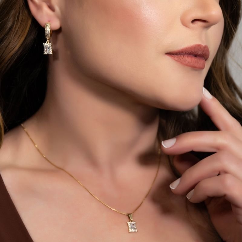 ARGOLA CRAVEJADA COM PINGENTE RETANGULAR