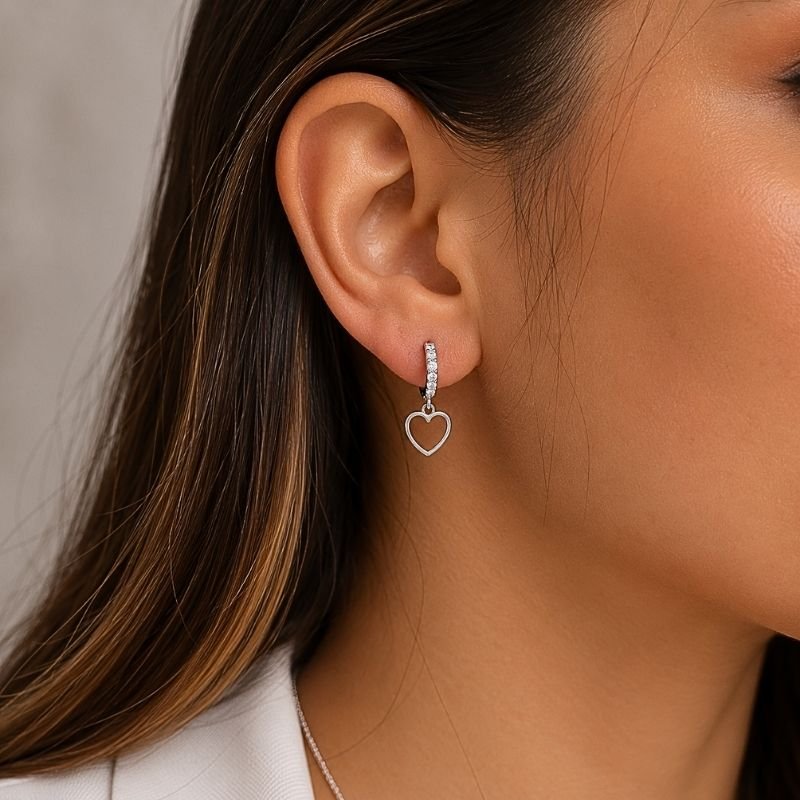 ARGOLA PRATA ZIRCONIAS E CORAÇÃO LISO