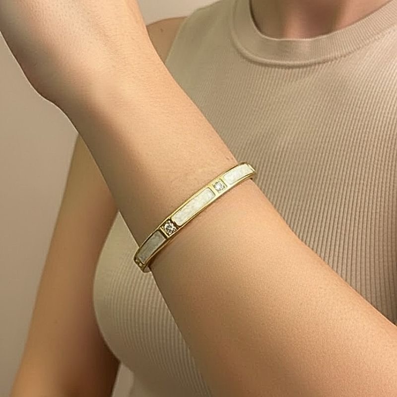 BRACELETE PEROLADO COM PEDRAS