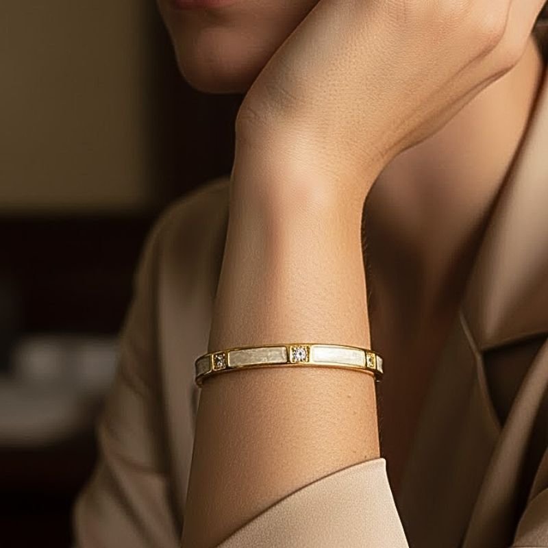 BRACELETE PEROLADO COM PEDRAS