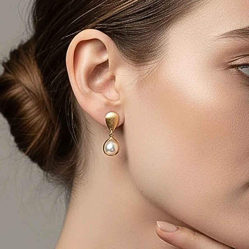 BRINCO ALOGADO COM PÉROLA BANHADO