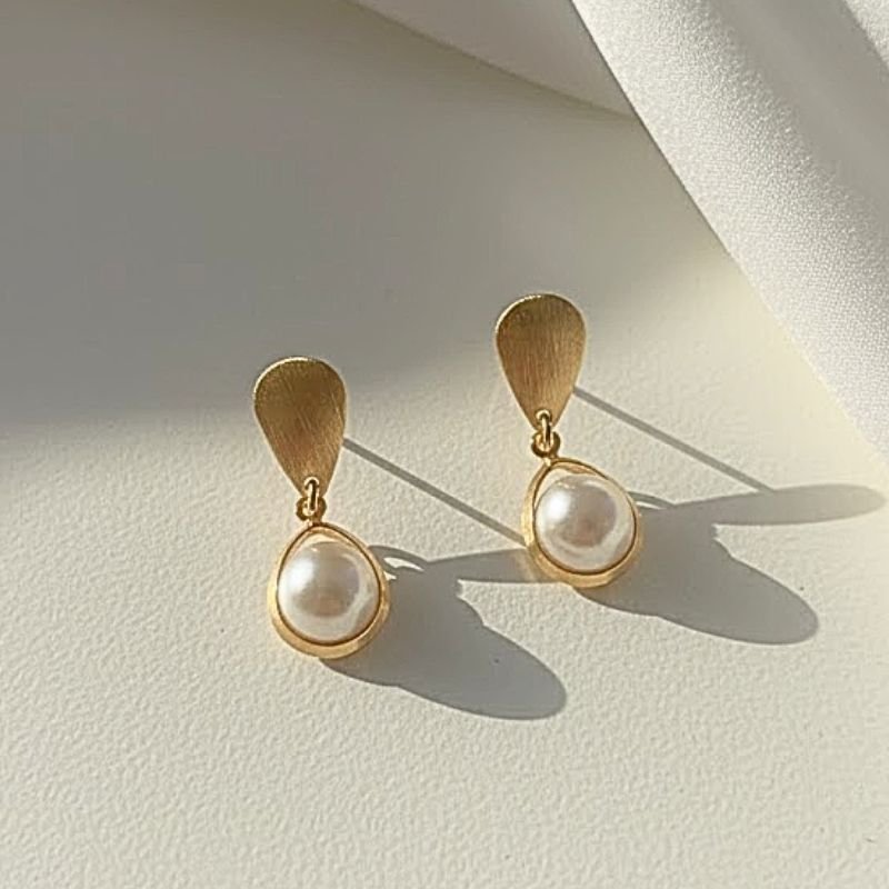 BRINCO ALOGADO COM PÉROLA BANHADO