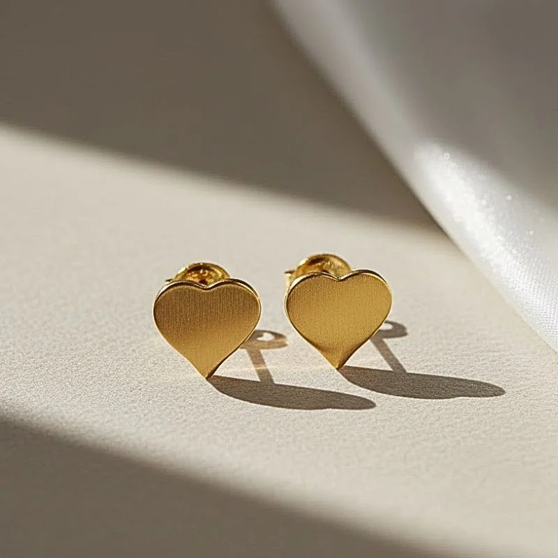 BRINCO CORAÇÃO LISO BANHADO A OURO