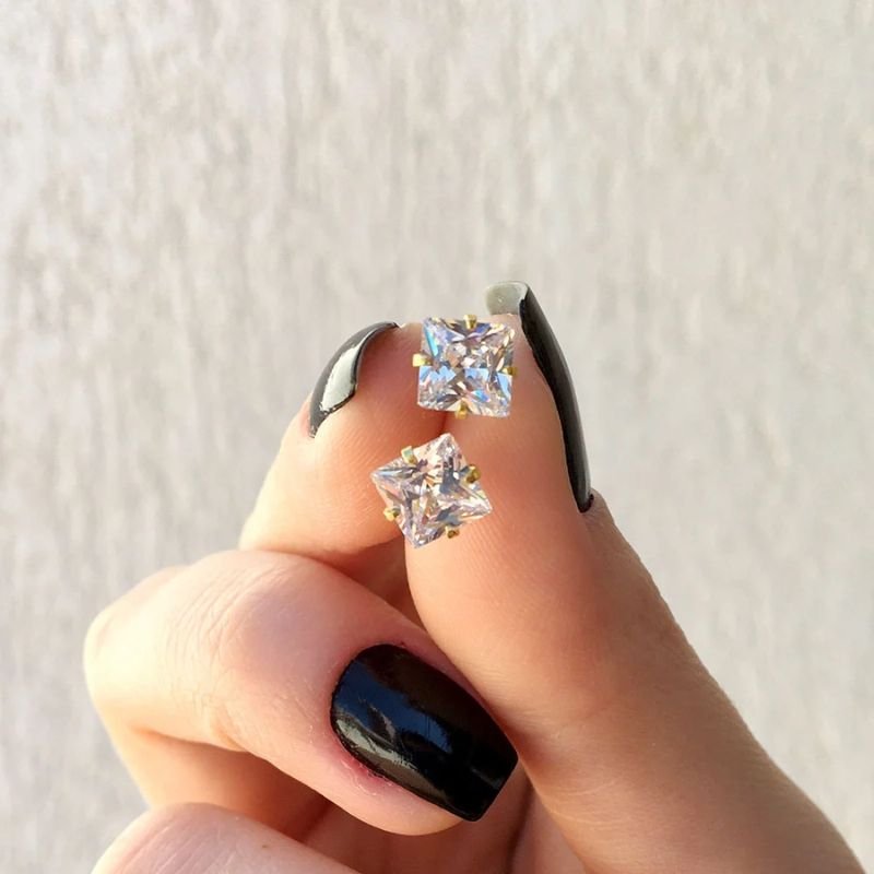 BRINCO ZIRCÔNIA G QUADRADO FOLHEADO