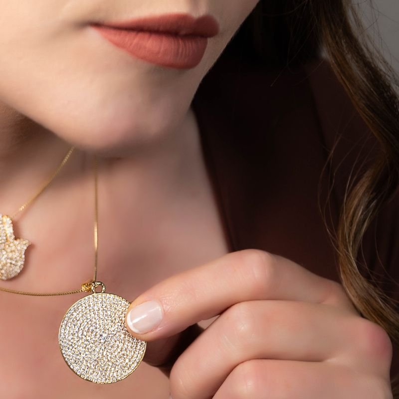 GARGANTILHA COM MEDALHA REDONDA CRAVEJAD