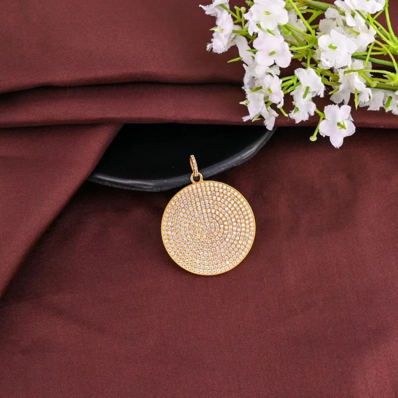 GARGANTILHA COM MEDALHA REDONDA CRAVEJAD