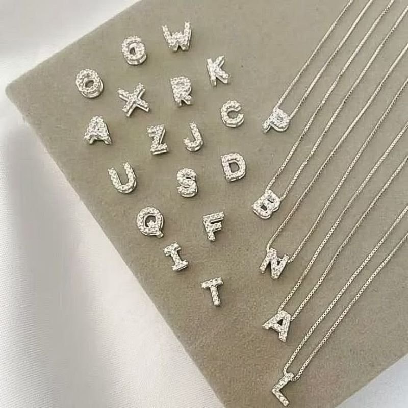 GARGANTILHA PRATA LETRA CRAVEJADA