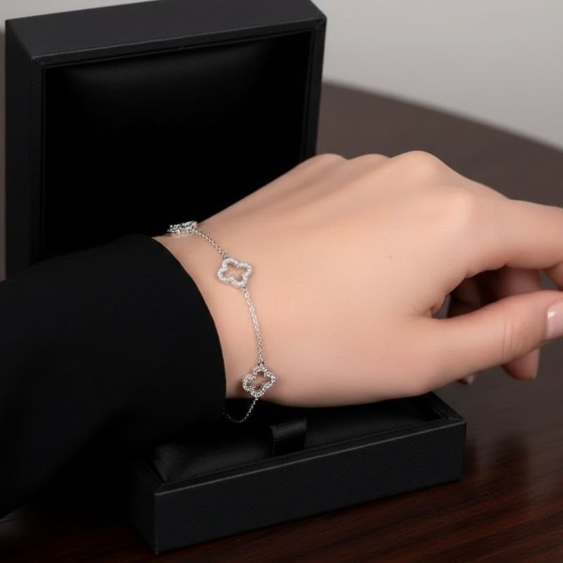 PULSEIRA PRATA TREVO COM ZIRCÔNIAS