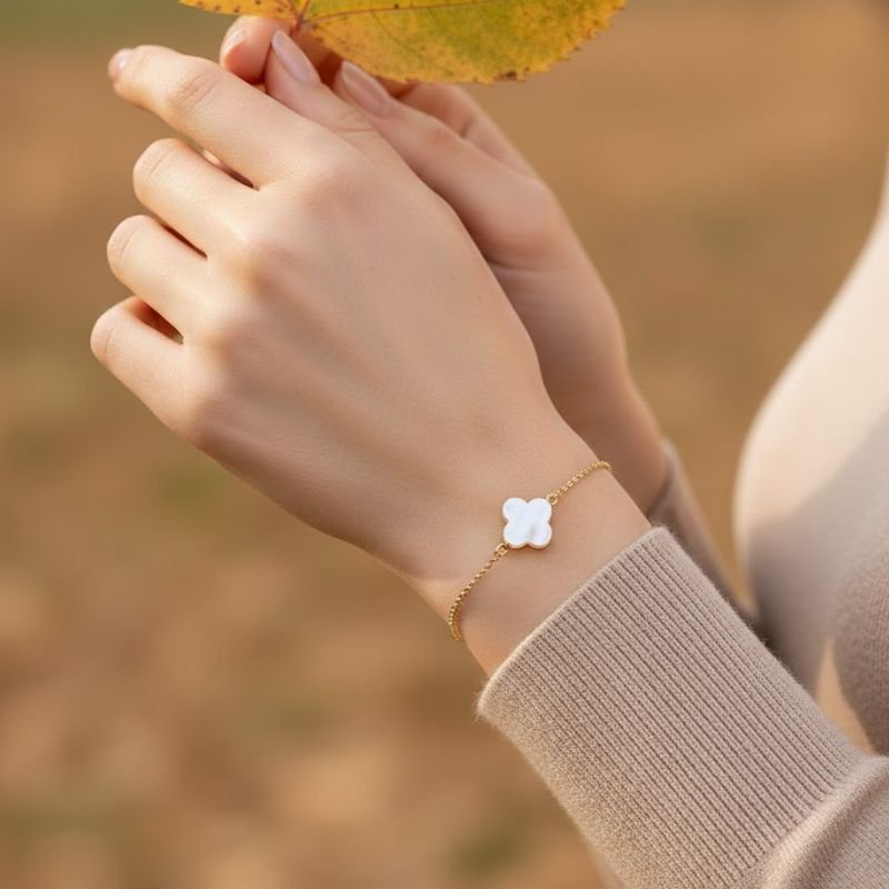 PULSEIRA TREVO PÉROLA BANHADA A OURO