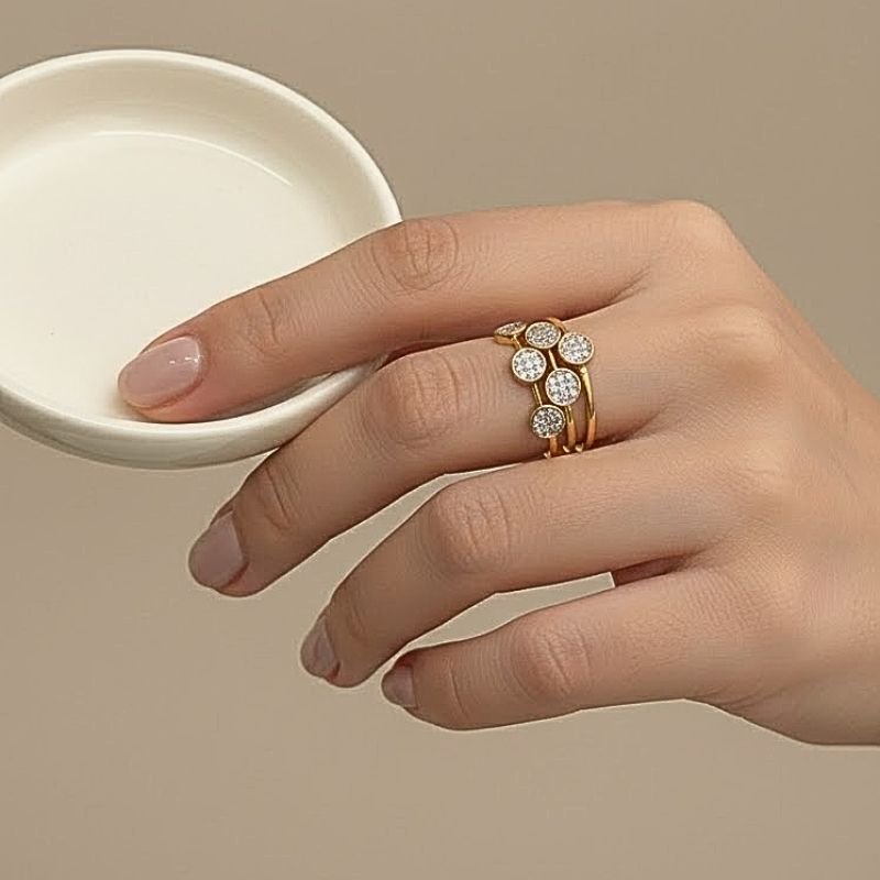 Trio de anéis banhados a ouro 18k com acabamento em ródio, zircônias de alto brilho e design sofisticado.