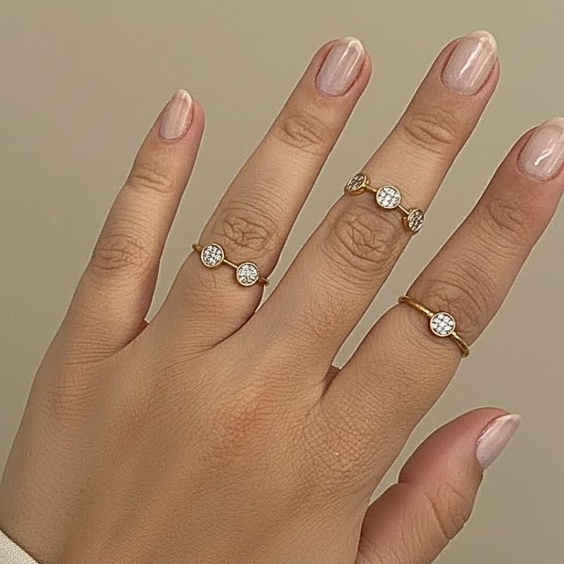 Trio de anéis banhados a ouro 18k com acabamento em ródio, zircônias de alto brilho e design sofisticado.